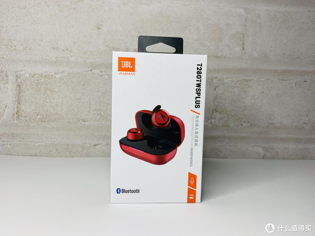 戴着JBL T280 TWS PLUS耳机，站在音乐的浪潮上起舞