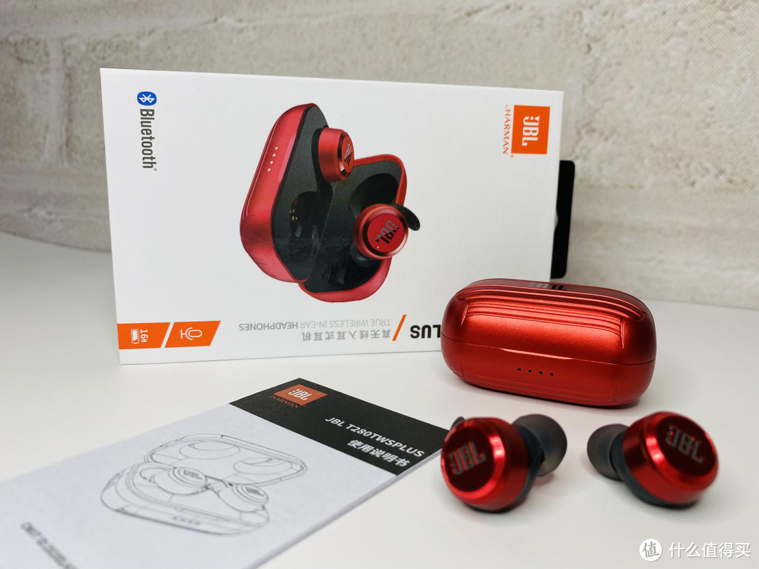 戴着JBL T280 TWS PLUS耳机，站在音乐的浪潮上起舞