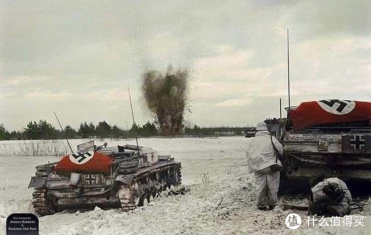 东线战场上作战的三号突击炮，车体上还覆盖着用于防空标识的旗帜