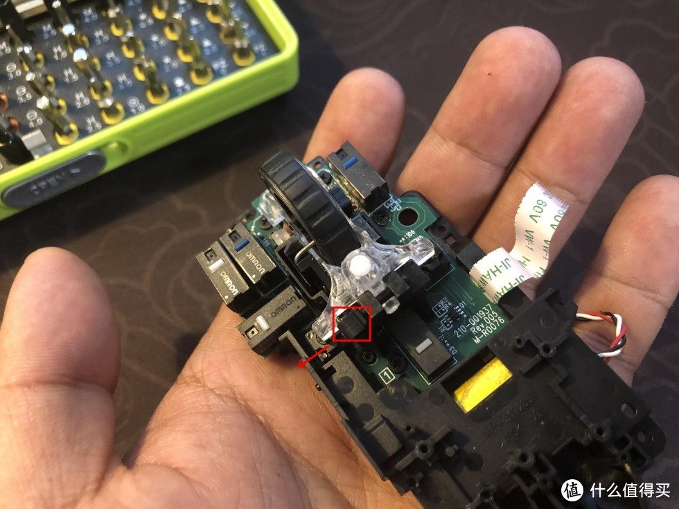 罗技G502无线鼠标拆解及更换左键微动开关