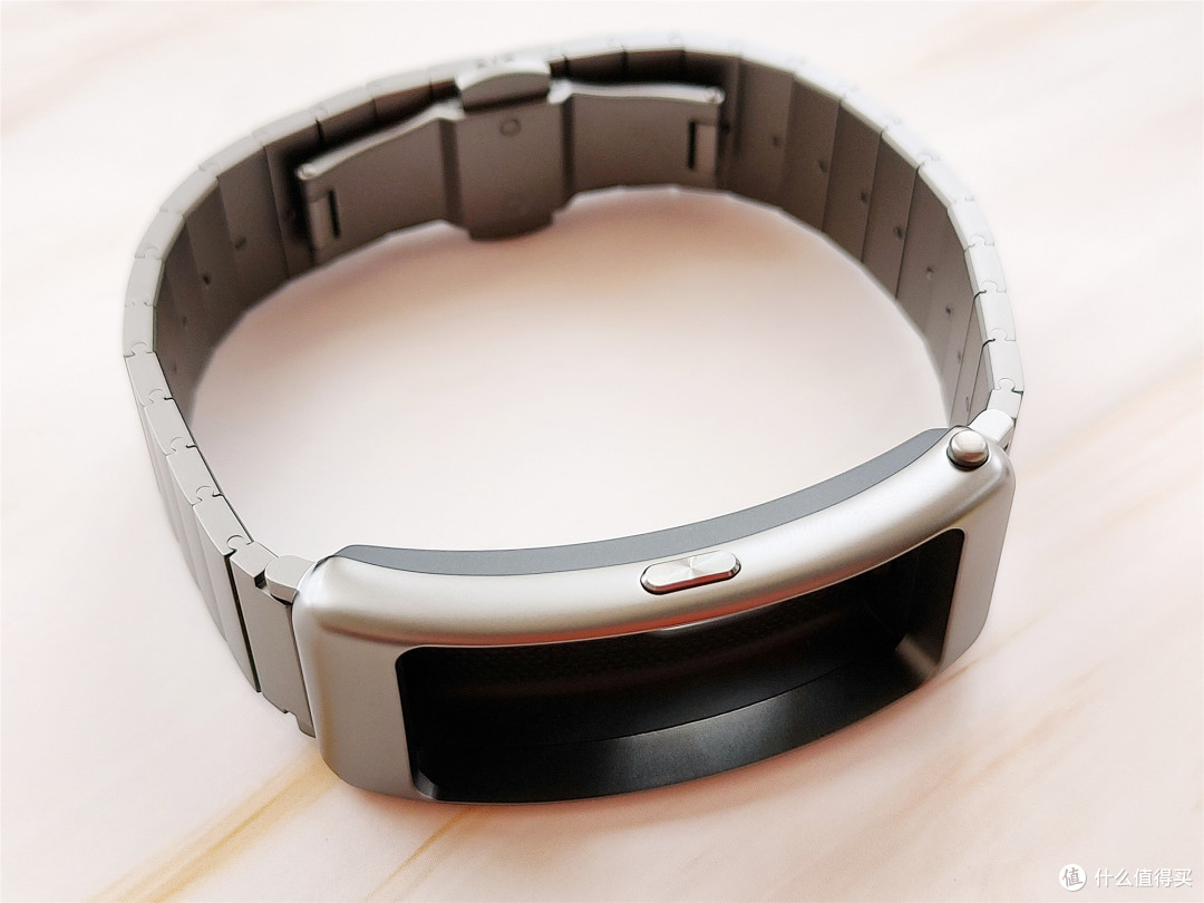 华为手环b6官方定价是￥1499元,找身边朋友托关系找了一家本地华为
