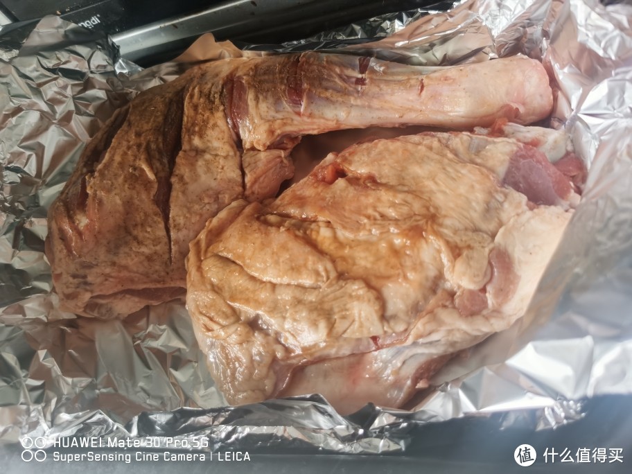 鲜嫩可口的孜然烤羊腿—肉肉爱好者的盛宴