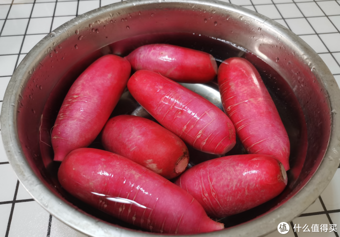 白皮萝卜和红皮萝卜有什么区别?用一道自制的爽口萝卜告诉你