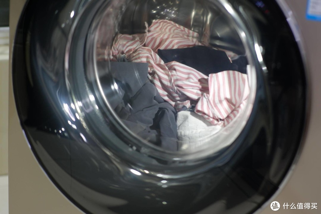 亿万气泡超强去污技术，小天鹅超微净泡水魔方洗烘一体洗衣机体验