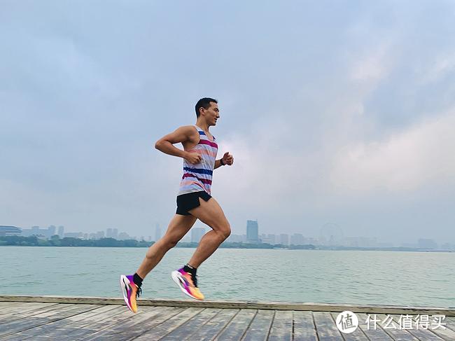 生僻字推广者李宁造出一双超弹“怪胎”跑鞋，这弹性像开了外挂！