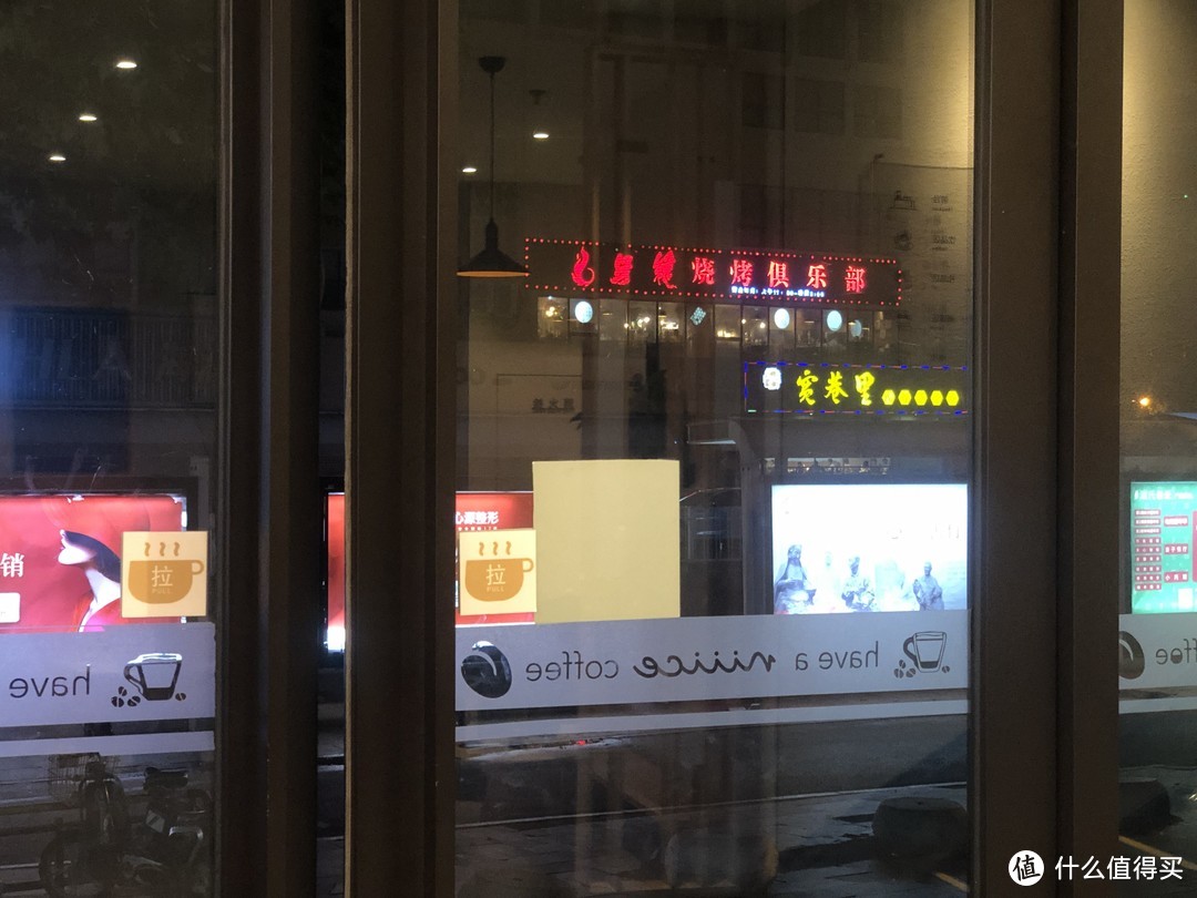 酒店大堂对面就是牙缝烧烤俱乐部，看网上评论还有乐队驻场，去的比较晚，只看到小舞台，没有人表演