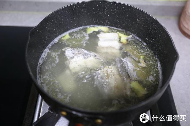 100元买条大带鱼，清蒸熬汤做出2样菜，鲜嫩得让人差点掉眼泪