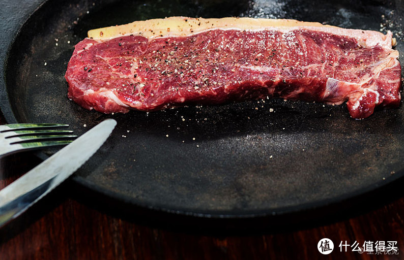西冷牛排，边缘有一条肥油，煎烤的时候呢建议先侧立封边，也可以把肥油切下来先烤，然后用烤出的牛肉煎牛排