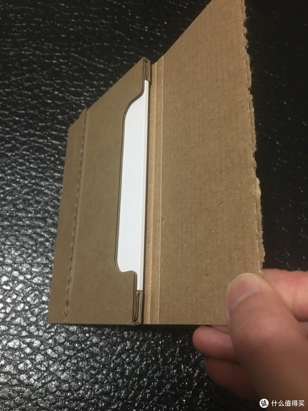 Apple card开箱：一张印有三个logo的刮痧板