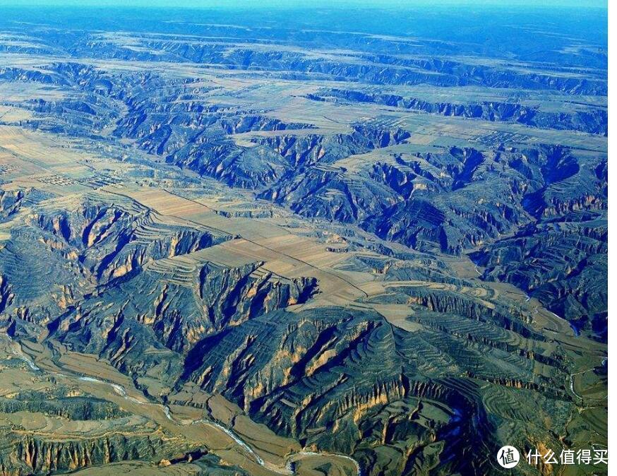 你所能看到的沟壑就是土层的深度，凸起的部分基本上都是土层