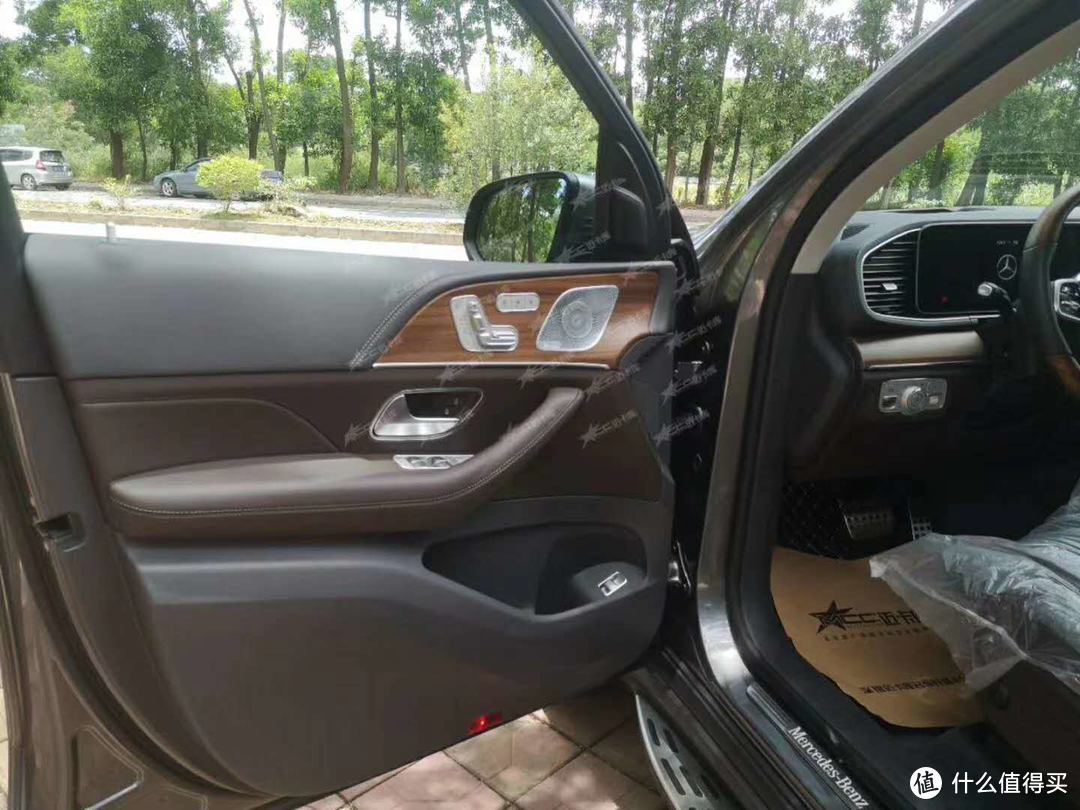 新奔驰GLS450动感型改装原厂高配胡桃木内饰效果分享