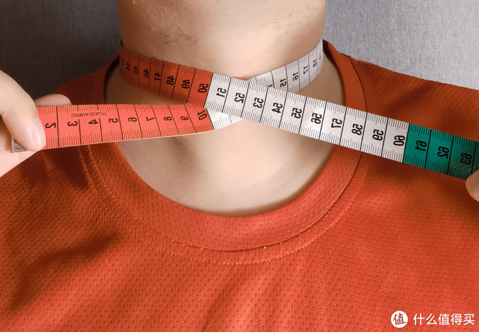 可以那一条皮尺紧贴颈部绕过喉结来测量,一般选择衬衫时在颈围尺寸上