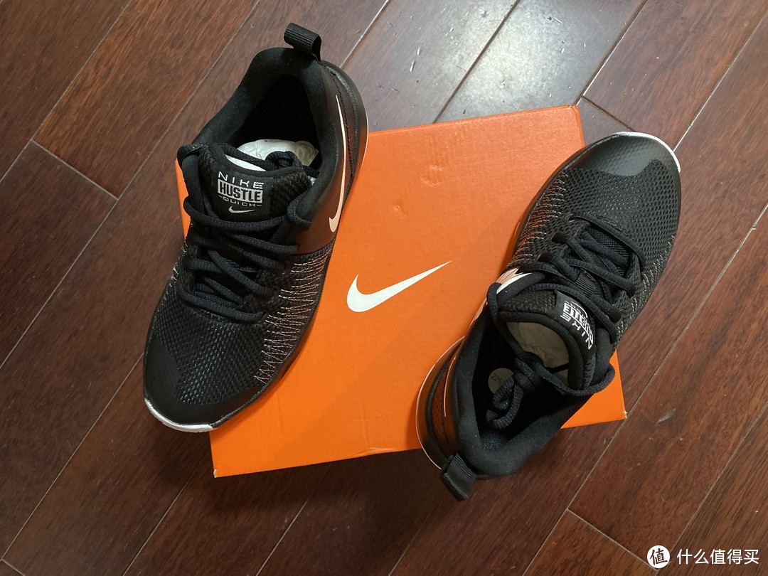 百搭且实惠的Nike Team Hustle Quick