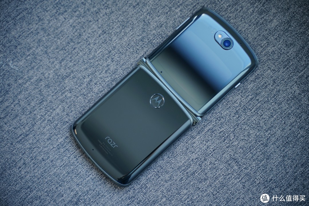 motorola 摩托罗拉 razr 5G折叠屏手机上手体验，原来手机还能做成这样？