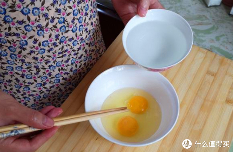 在家做鸡蛋羹时，记住这个技巧，怎么蒸都无蜂窝、平滑如镜