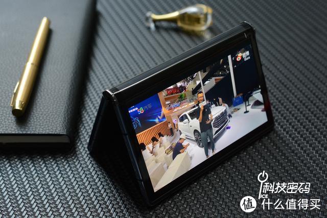 未来科技新体验：柔宇新一代折叠屏手机FlexPai 2