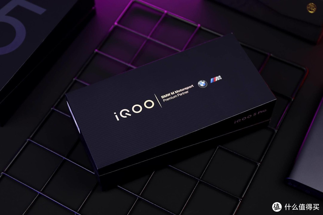 iQOO＆BMW联合定制，来看看iQOO 5 Pro有哪些不一样的“靓”点
