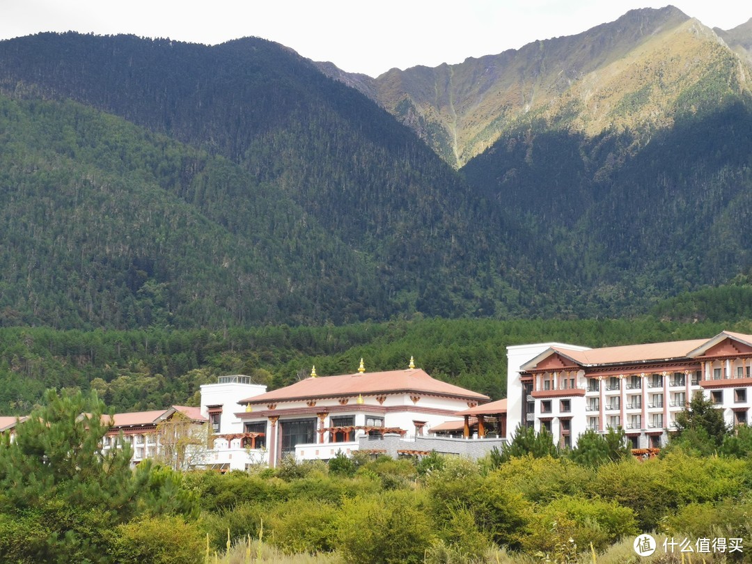 远远望去的酒店，后面的山就是喜马拉雅山脉