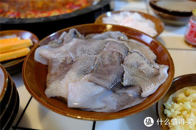 全国各地火锅差异巨大，重庆人偏爱麻辣，却发明了鸳鸯火锅