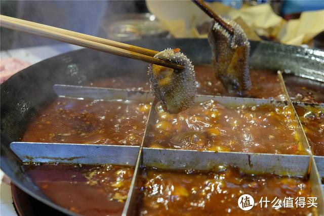 全国各地火锅差异巨大，重庆人偏爱麻辣，却发明了鸳鸯火锅