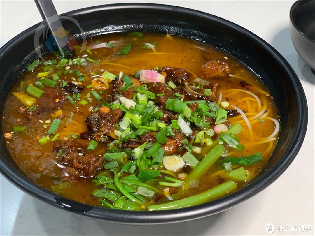重庆小巷美食攻略：一碗不起眼的辣子鸡米线，比小面还好吃
