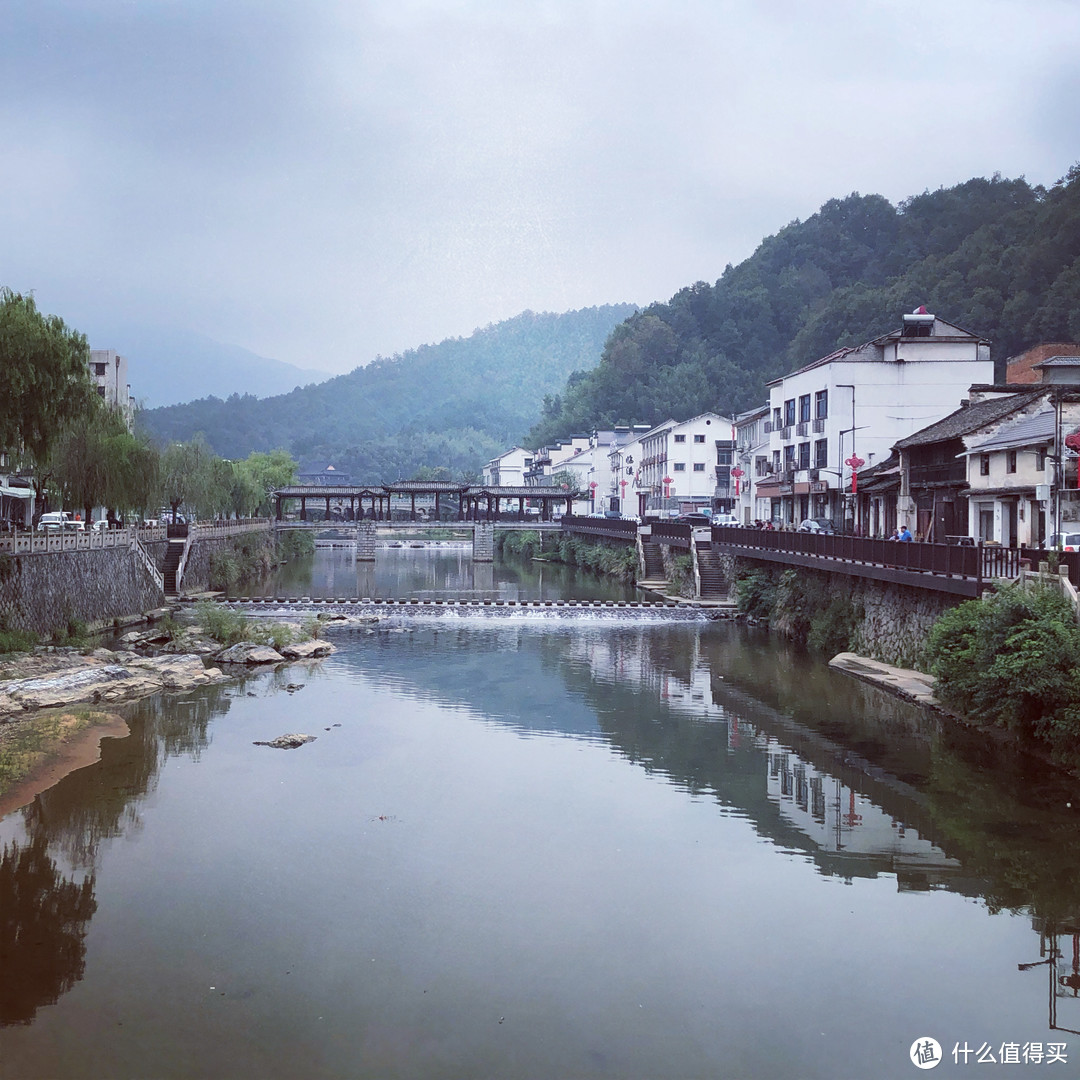 章村水质极清，水下两尺长的游鱼清晰可见