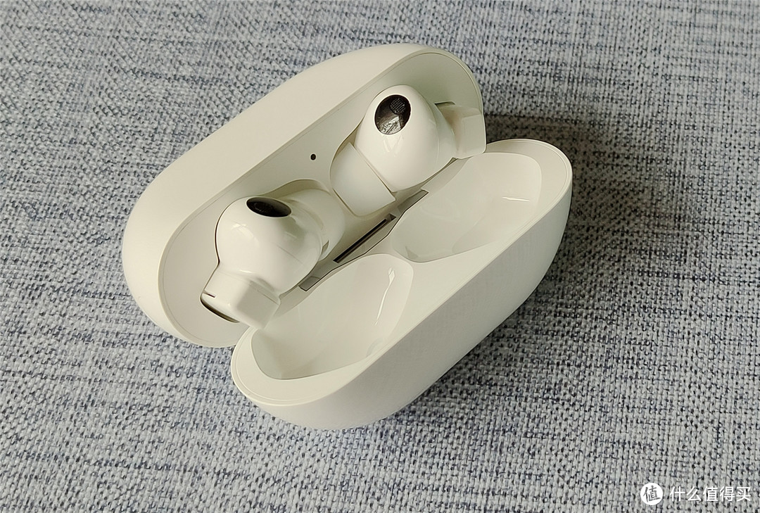 朋友最后选择入手HUAWEI FreeBuds Pro有线充版，对比我的AirPods Pro