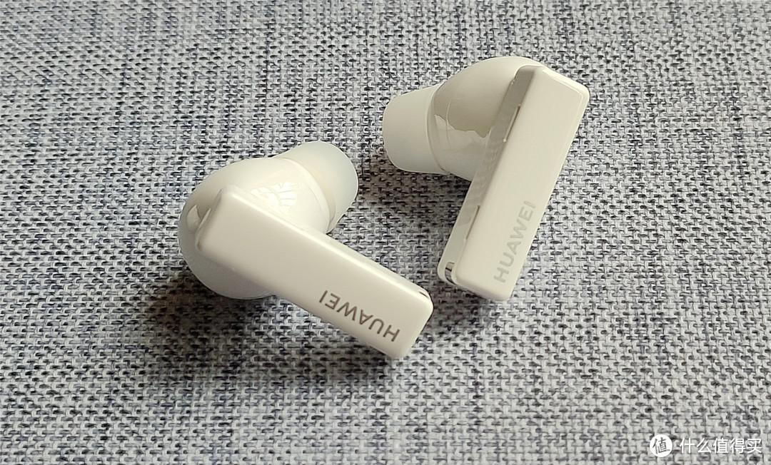 朋友最后选择入手HUAWEI FreeBuds Pro有线充版，对比我的AirPods Pro