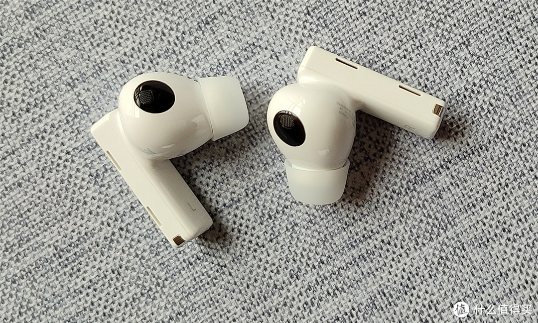 朋友最后选择入手HUAWEI FreeBuds Pro有线充版，对比我的AirPods Pro