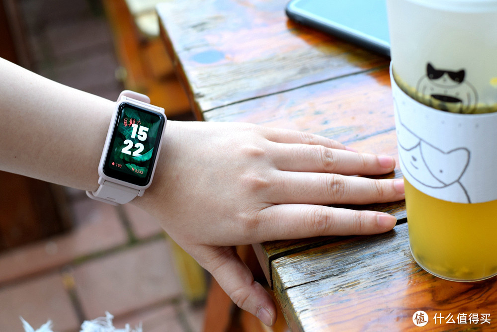 荣耀“入圈”智能穿戴市场，推出超长待机大屏手表