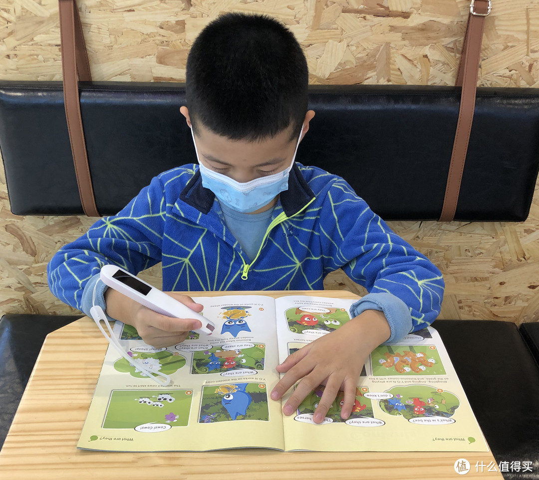 儿子在书吧阅读英文绘本，离线功能使用中......