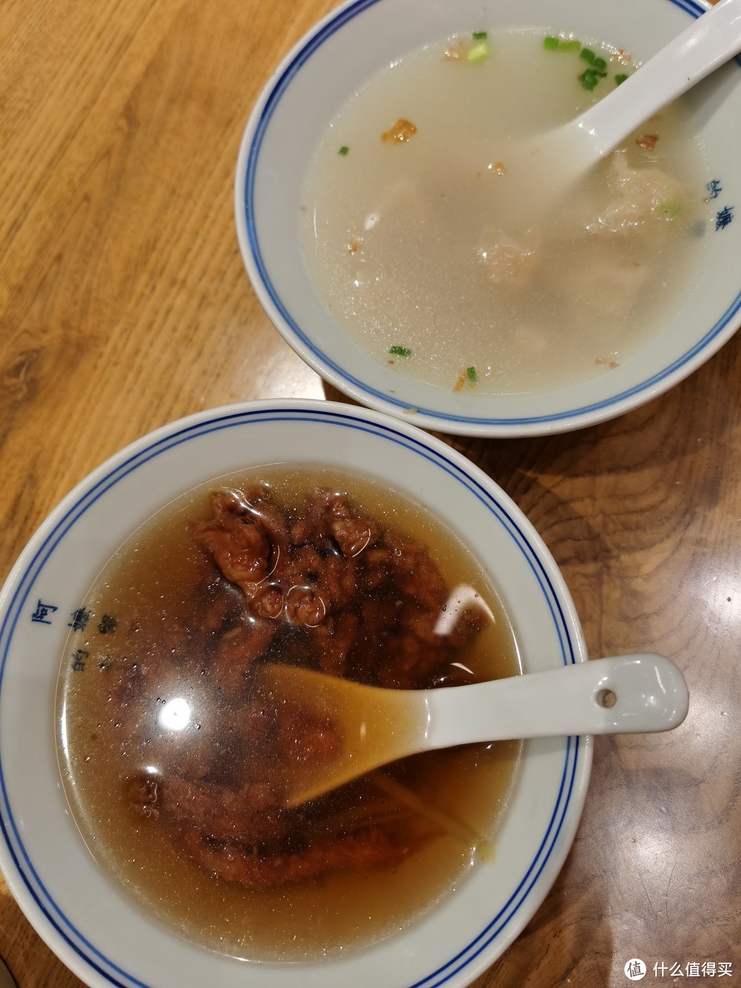 肉燕汤和牛肉羹。候阿婆的肉燕汤还是惊艳到我了。汤鲜肉燕里的肉吃着很香，比后几日吃过的肉燕汤都要好吃（个人主观印象）。