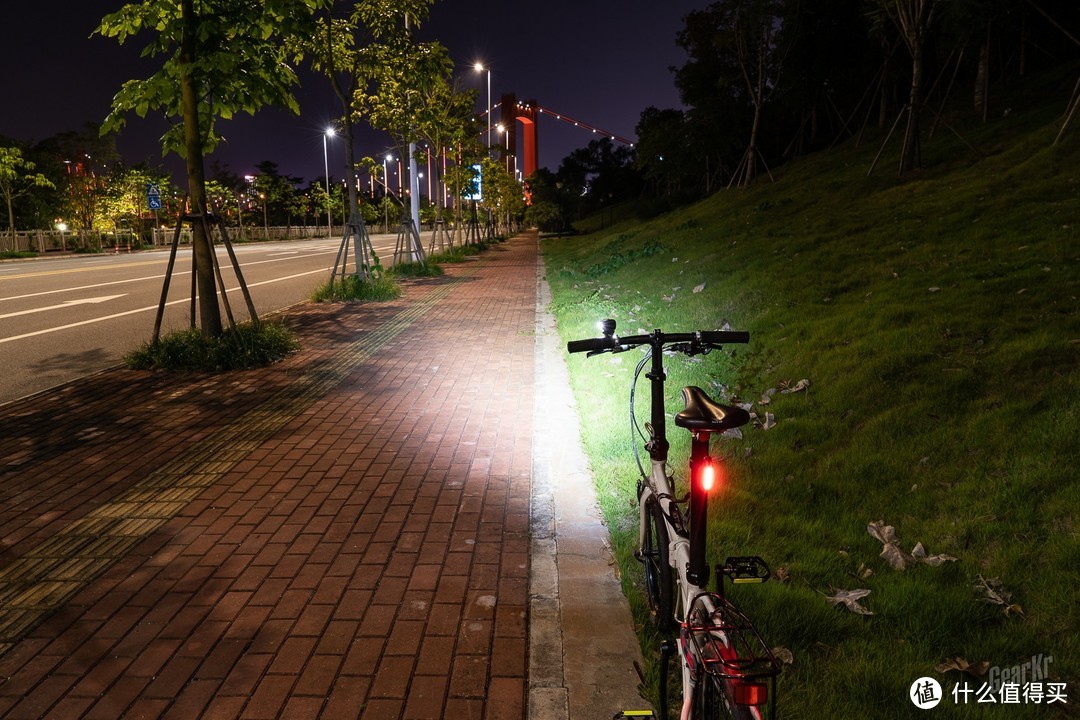 迈极炫RN1500自行车前灯测评：国内少有的防炫光骑行灯
