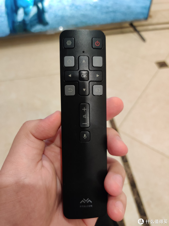 遥控器比较简单,支持长按语音识别
