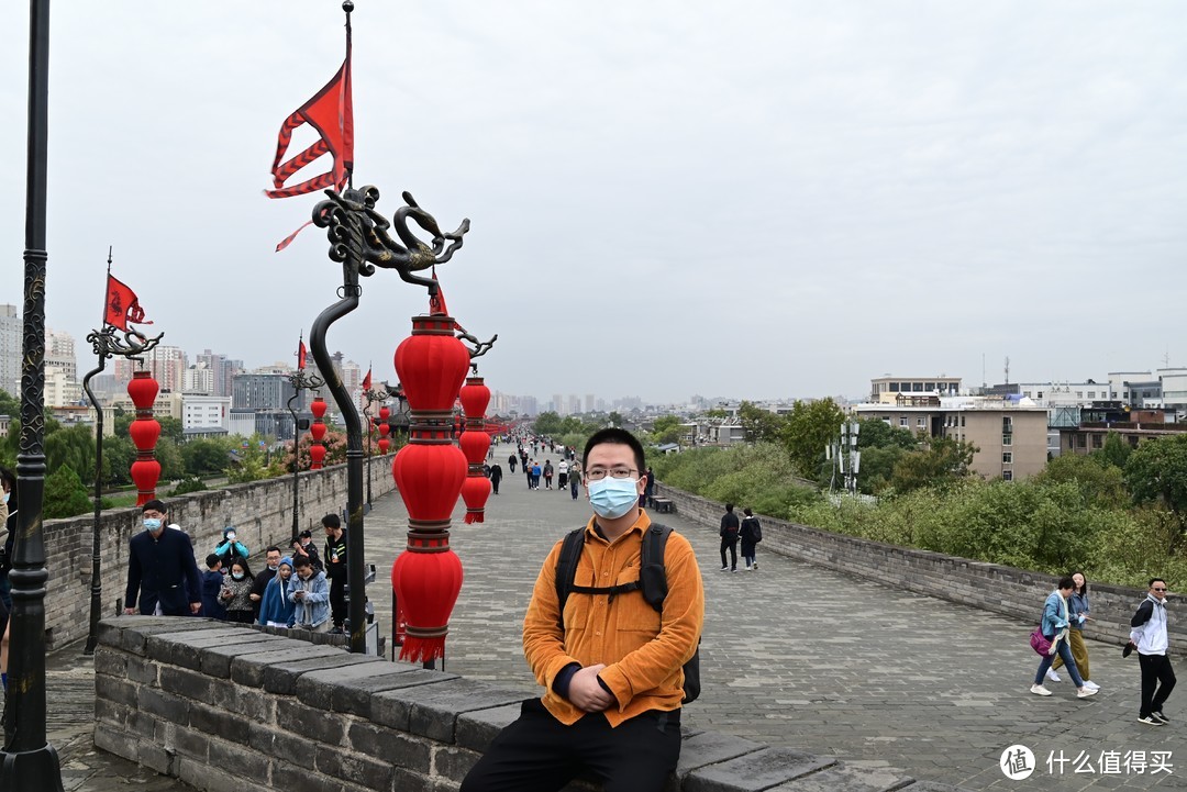 古城墙保留了历史的痕迹，砖块上还能找到当时烧砖人的姓名，墙上还能看到战争留下了的坑洞。