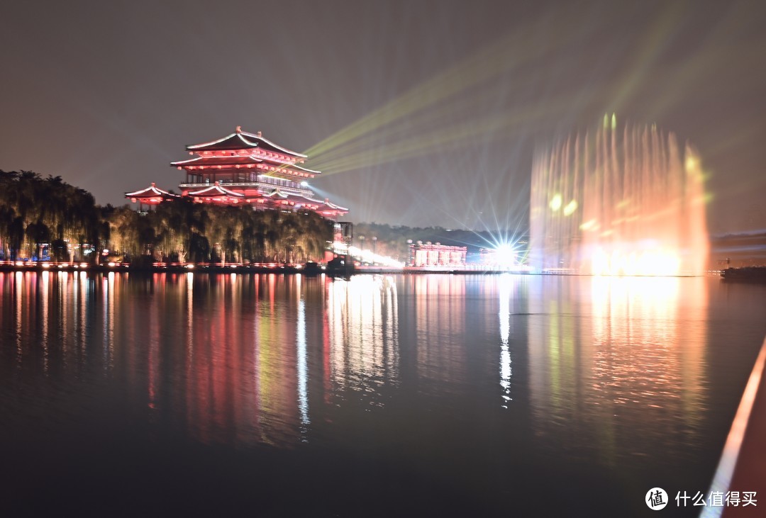 大唐芙蓉园，特别适合拍夜景的地方，晚上看到好多汉服小姐姐在里面拍夜景人像，可惜没带三脚架，只能靠铁手端稳相机了，这里还是要表扬一下尼康的五轴防抖，特别好用，简直是夜景神奇，当然想要长曝光的还是得上脚架。