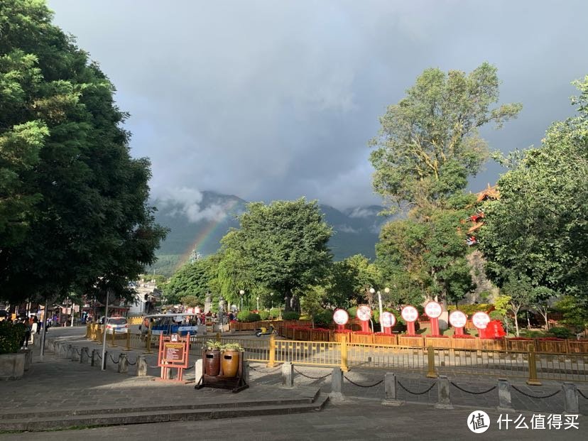 赶往大理古城南门游客集散中心，坐去苍山索道景区直通车的途中，看到了彩虹。