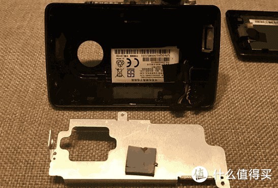 某品牌记录仪采用的内置三线电池，通过欧盟CE认证。