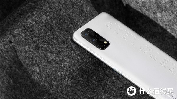 realme Q2系列官宣：素皮工艺、千元级“香”机