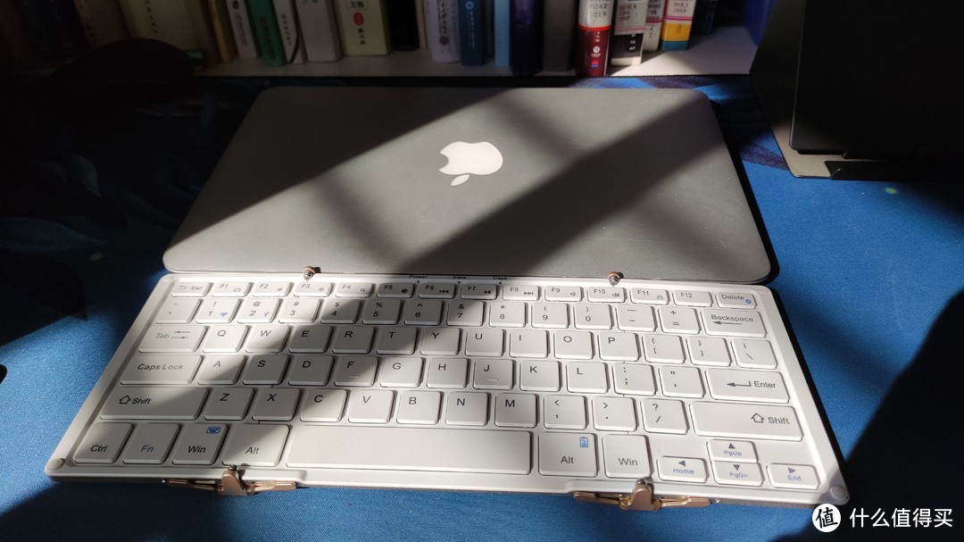 键盘展开之后。和11寸苹果电脑一样长。