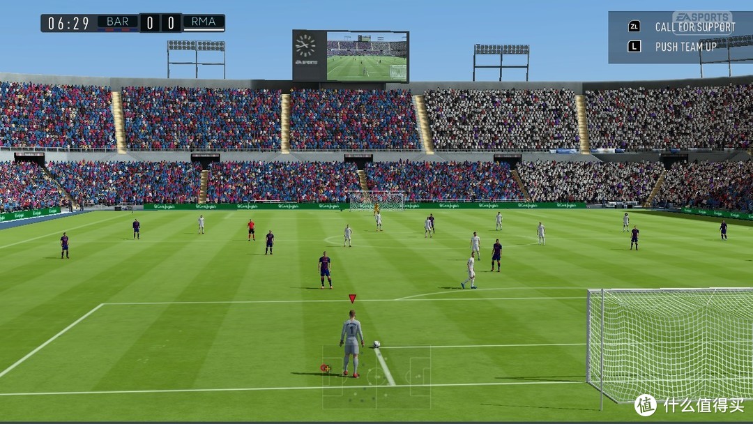 FIFA21（图上）与FIFA20（图下）的游戏画面对比