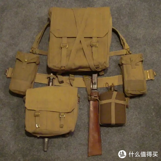 P1937式野战携行装具，除了刺刀，工兵铲，水壶，食品背包这种常见的装备外，胸前的这个大包多用于装防毒面具，而两侧的弹夹包可以放下恩菲尔德步枪、斯登冲锋枪、布伦机枪的各种弹匣，通用适配性非常强。