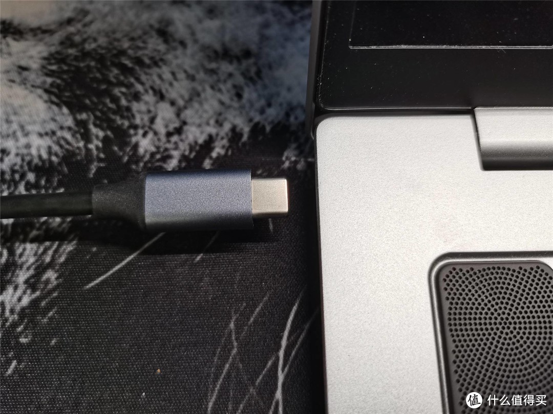 下手，给荣耀MagicBook Pro配个USB-C扩展坞，一拖四，外设多多好选择