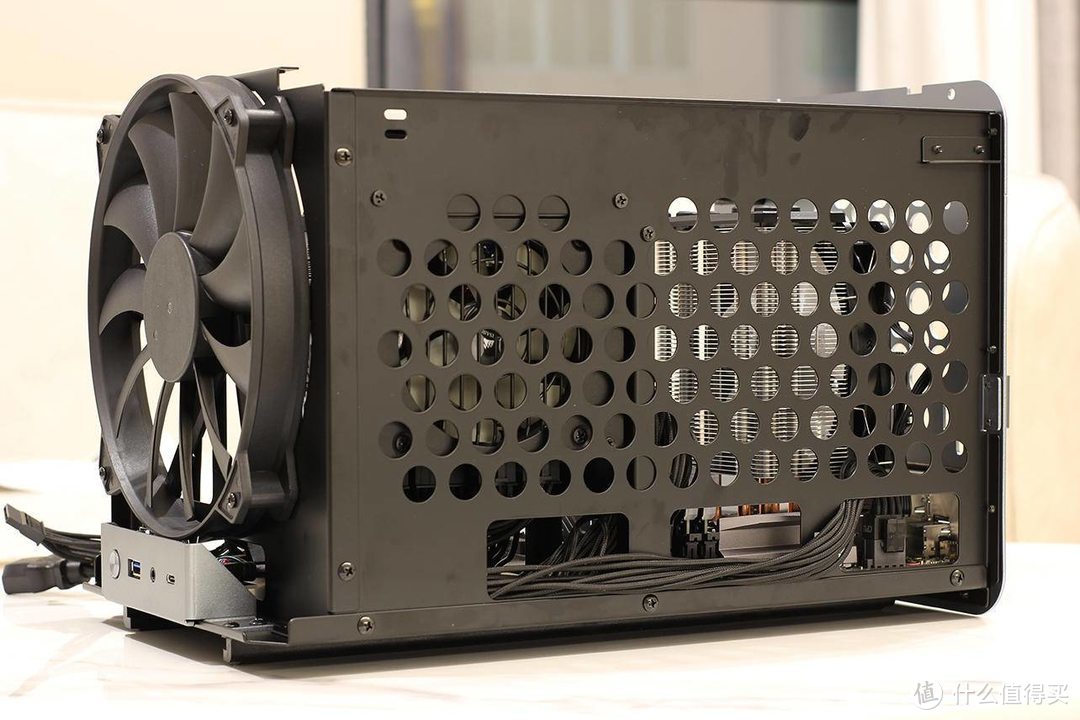 装机难度非常低的乔思伯V8 ITX全铝机箱，完美诠释前进后出风道的优势