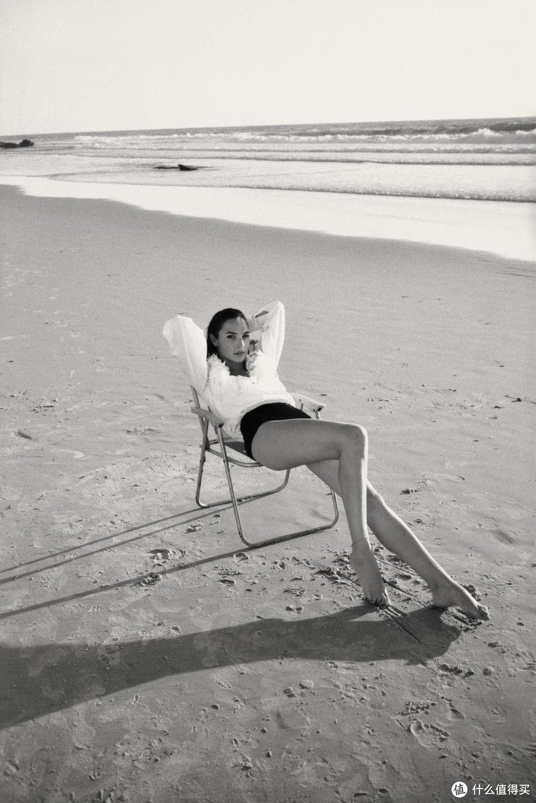 海边戏水泳装放送~女侠盖尔·加朵为《名利场》拍摄写真，高清大图与幕后视频同时发布
