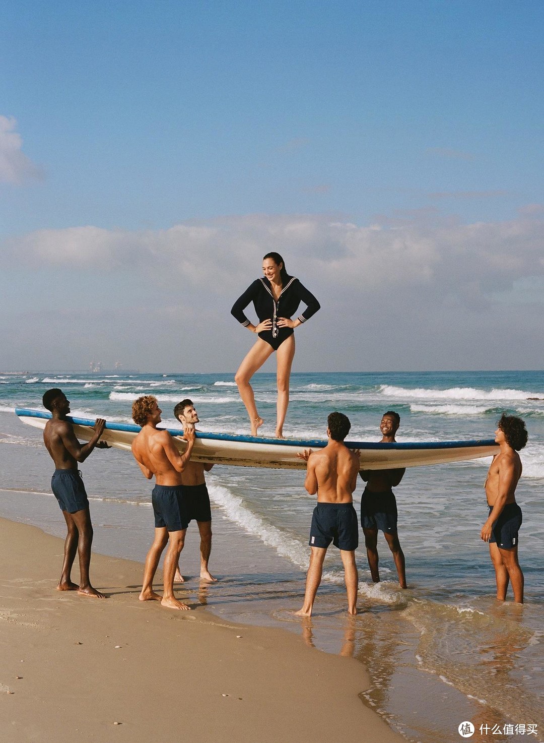 海边戏水泳装放送~女侠盖尔·加朵为《名利场》拍摄写真，高清大图与幕后视频同时发布