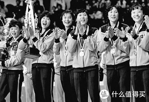 1981年11月16日，中国女排首次登上世界冠军领奖台。