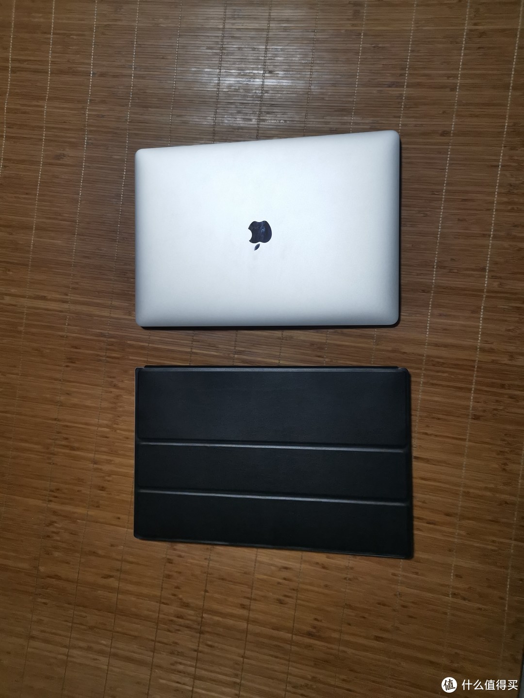 套上皮套的大小跟15寸的MACBOOK PRO差不多