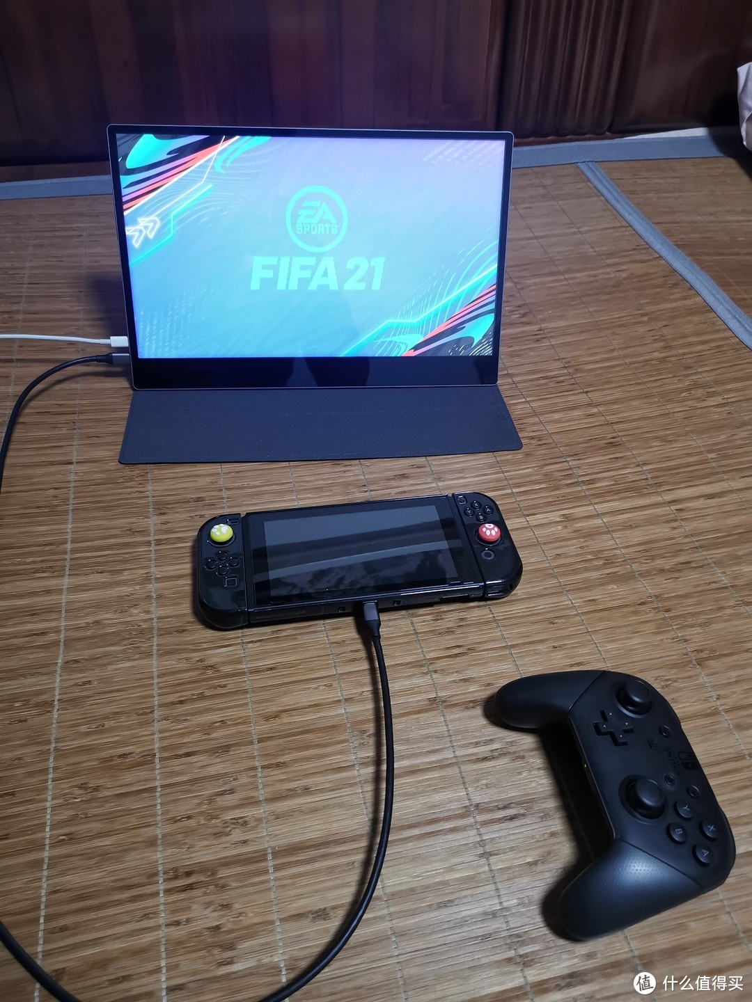 用来玩FIFA21 爽多了，屏幕真是一寸大一寸强。