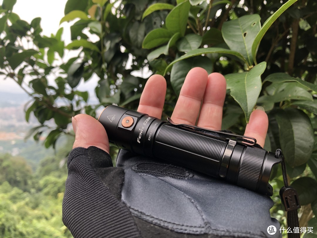 一手划破黑暗的——Fenix E28R EDC快充手电体验测评